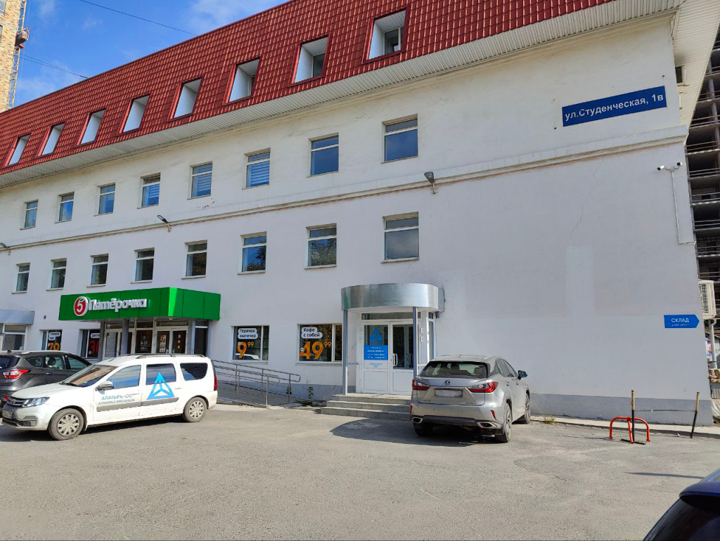 Фото вход в офис ред.png